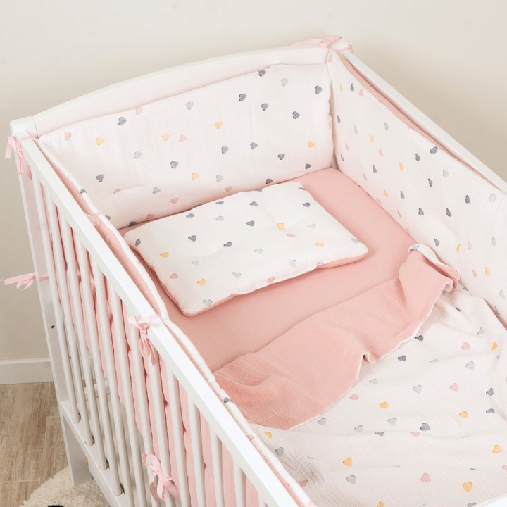 Lenjerie patut bebe 120x60 cm Kidizi Color Hearts din muselina dubla 5 piese – set complet cu aparatoare, cearsaf elastic, perna si paturica