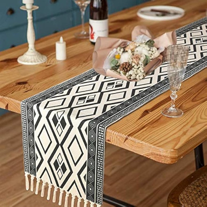 Sötétszürke asztali futó geometrikus mintákkal és rojtokkal 180x35cm, folt- és gyűrődésálló
