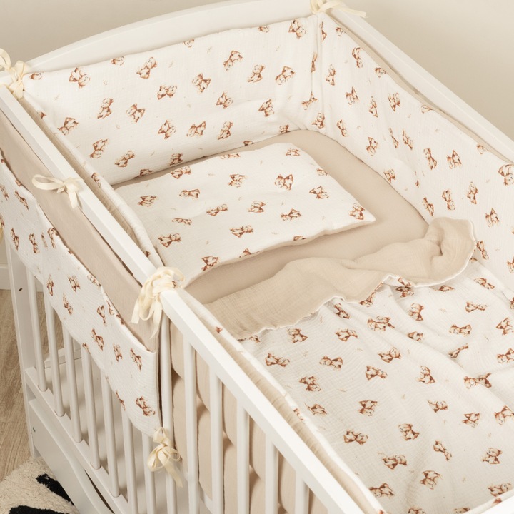 Lenjerie patut bebe 120x60 cm Kidizi Teddy Tales din muselina dubla 6 piese – set complet cu aparatoare, cearsaf elastic, perna, paturica si organizator