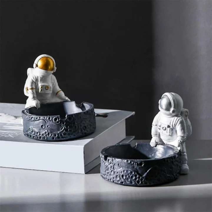 Asztali hamutartó, űrhajós, gyanta, ezüst, 12x9cm
