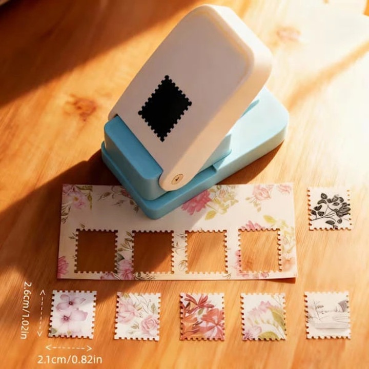 Perforator papír/díszes lyukasztó dombornyomással scrapbookinghoz és kártyákhoz, tartós műanyagból, bélyegszerű minták, 2.6x2.1 cm, fehér/kék, 1 db