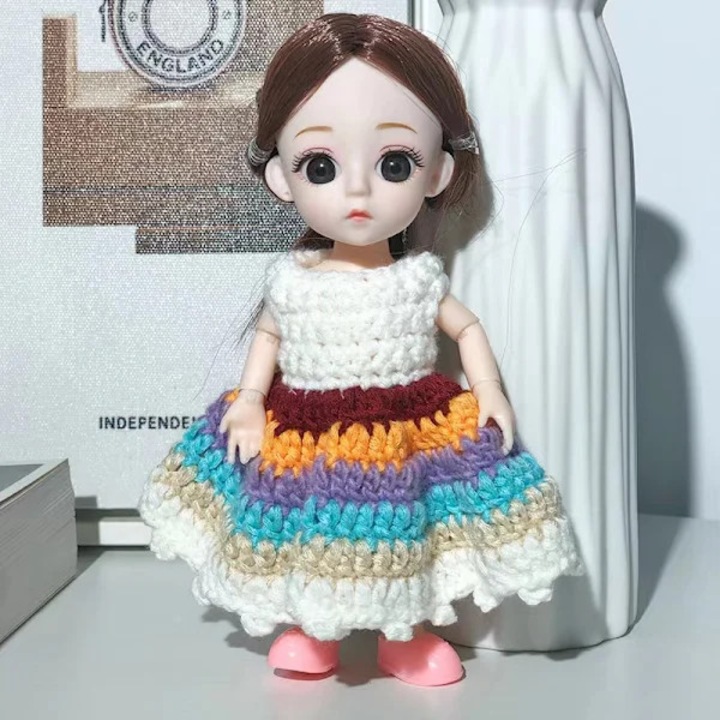 Kézzel horgolt ruhaszett 17 cm-es babákhoz, többszínű, különféle kiegészítőkkel