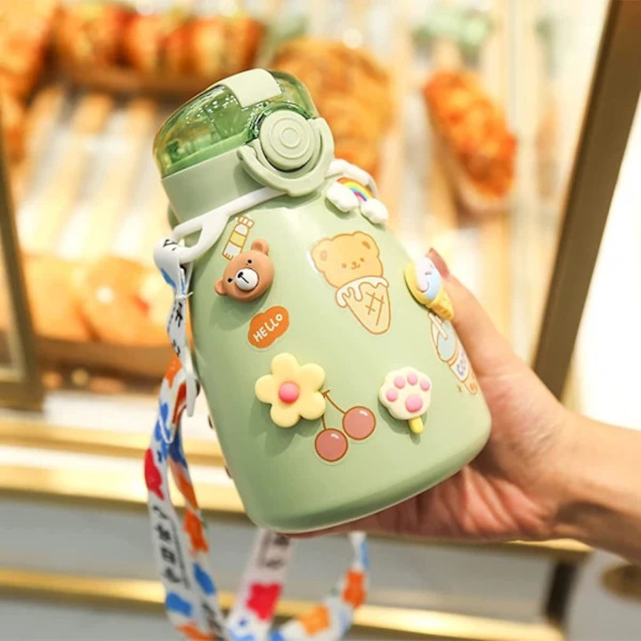 Sticla de apa izoterma, bidon din otel inoxidabil, cu pai si capac etans, cu stickere 3D Kawaii si bretea, verde, 500 ml