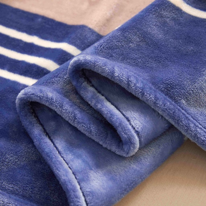 Patura fleece/pled floral, moale si calduroasa, din poliester, usor de spalat si cu culori rezistente, pentru canapea si pat, albastru liliac