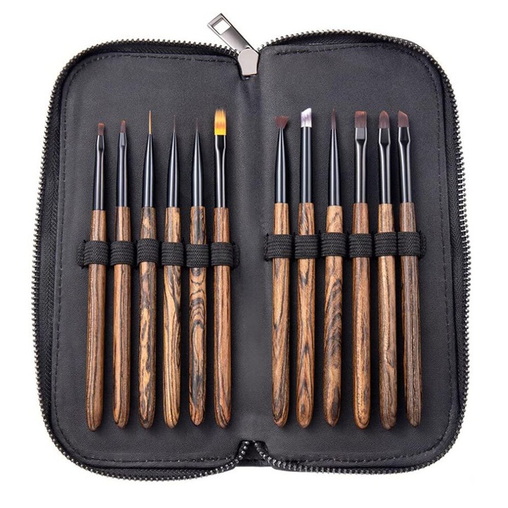 12 darabos készlet, professzionális körömpenszula, szantálfa nyél, tartós szálas fejek, tartalmaz liner és dotting ecseteket, bőr táska, fekete/barna
