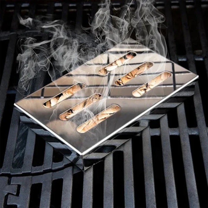 Cutie pentru afumat / generator de fum rece din otel inoxidabil, cu finisaj cromat si capac ventilat, compatibil cu gratare pe gaz, carbuni si electrice, argintiu, 21 x 13 x 3,5 cm