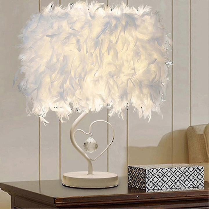 Lampa de noptiera, lampa de masa Pene Albe, cu abajur din pene, maner in forma de inima cu strasuri, baza metalica stabila, Alb, 1 buc.