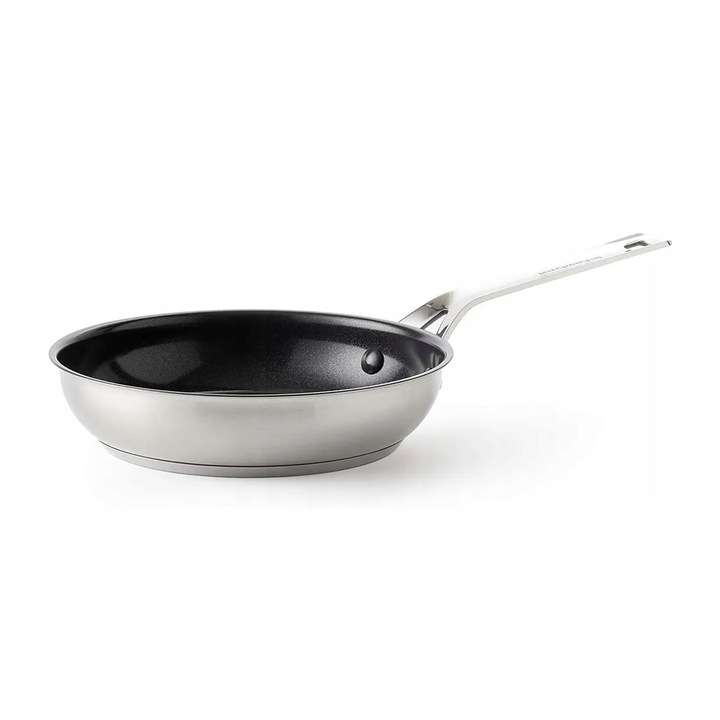 KitchenAid serpenyő, rozsdamentes acél, PFAS-mentes kerámia tapadásmentes bevonattal, alumínium magos alap az egyenletes hőelosztásért, indukciós és sütőben 200°C-ig használható, mosogatógépben mosható, ezüst, 20 cm