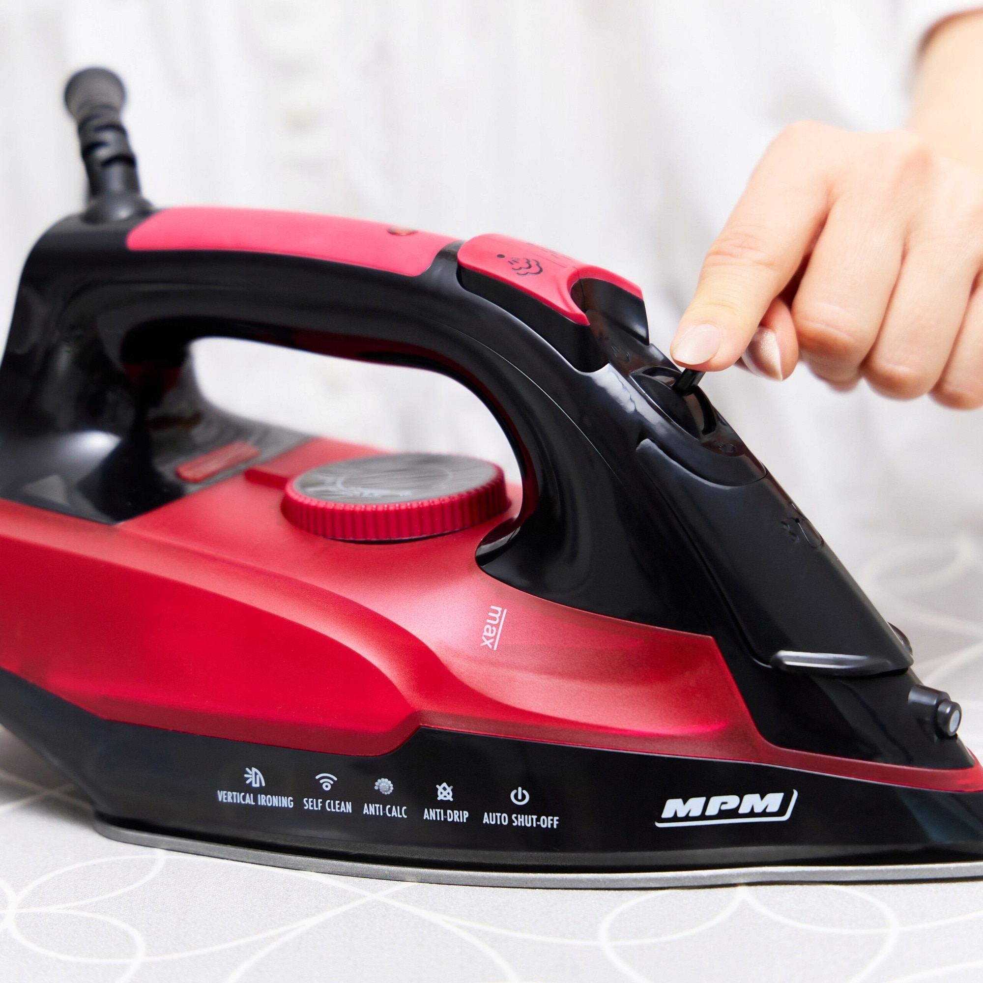 Fier de calcat cu aburi MPM MZE-27, 2400W, negru-rosu, 240ml, 1.9m