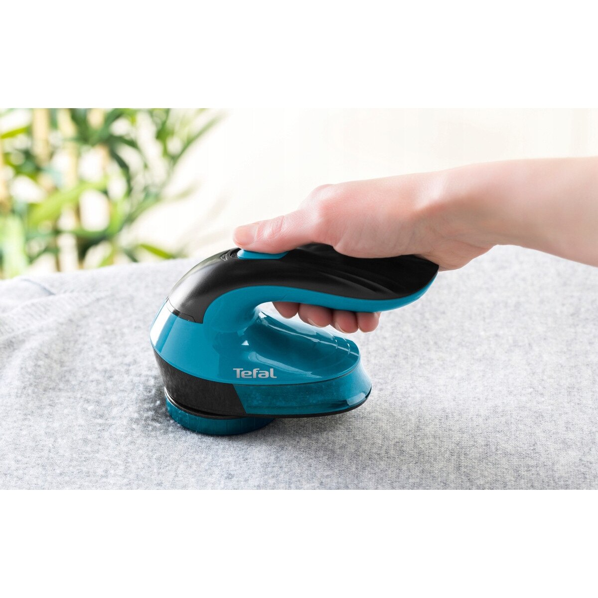Aparat pentru scame, depilator de scame Tefal JB1011, fara fir, 4 trepte de reglaj, rezervor mare detasabil, lama tripla din otel inoxidabil, include 2 baterii AA, albastru/negru, 1 buc
