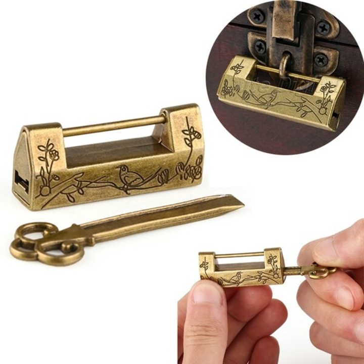 Vintage díszített cink lakat kulccsal, bútorokhoz és ládákhoz, antikolt bronz, 1 db