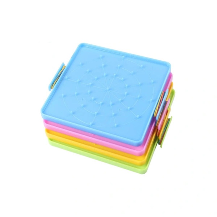 Placa geoboard educationala (tabla cu pini), dublu fata, cu 40 elastice incluse, fara miros, din plastic, 16 x 16 cm, Multicolor, Set 4 buc.