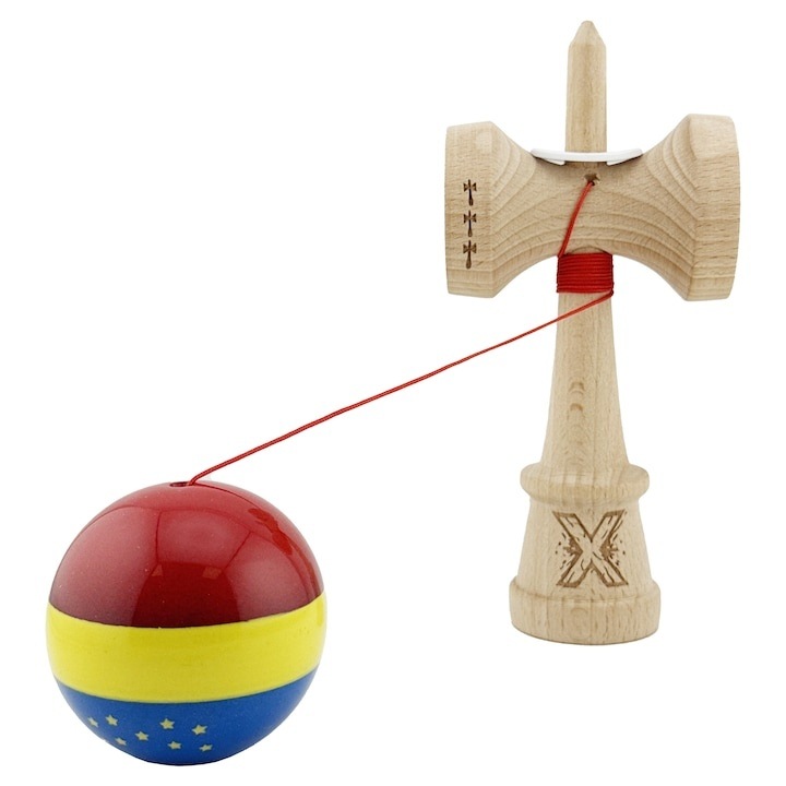 Kendama profesionala pentru coordonare si trick-uri, model Tricolor UE, lemn natural, Super Sticky, King Size V3, rulment metalic, 18 cm, multicolor