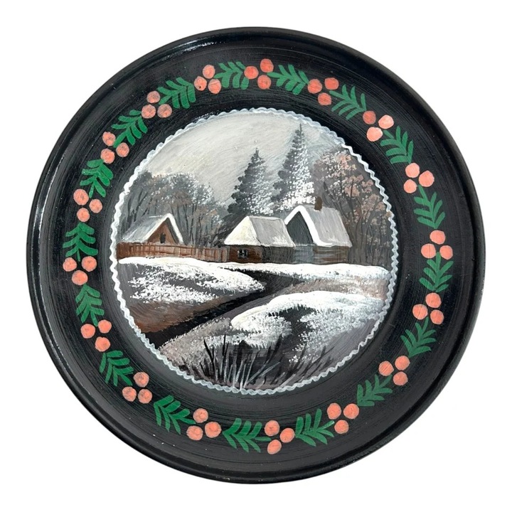 Farfurie decorativa ceramica neagra Marginea - Pictata manual cu peisaj de iarna si casute, 24 cm