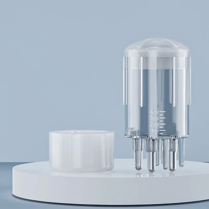 Aplicator pentru scalp, pieptene aplicator Model 06548, din otel inoxidabil/silicon/ABS, cu role elastice pentru distribuire uniforma, recipient cu scara 1-4 ml, transparent, 1 buc