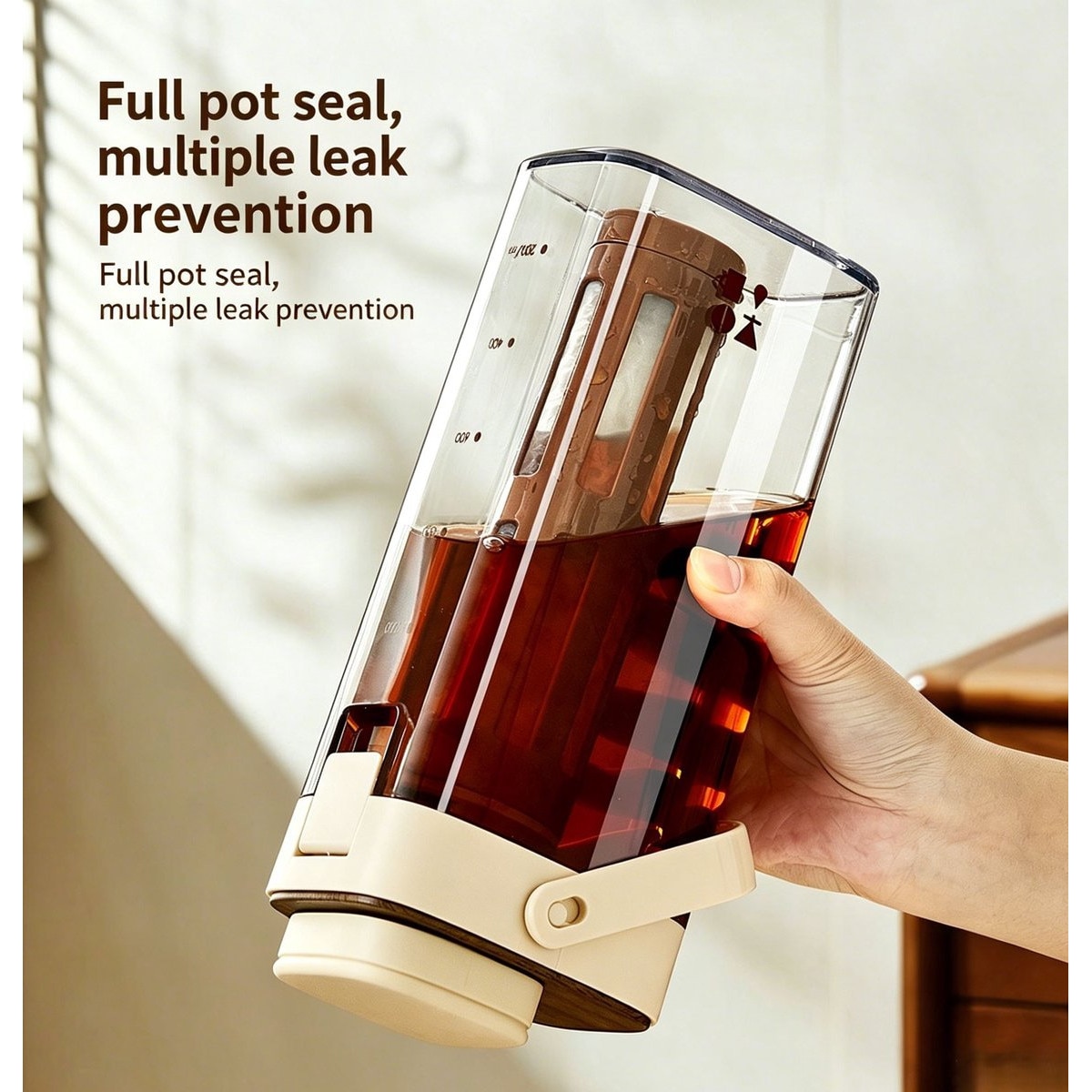 Cana cold brew K0443-emagCJ-27019, plastic durabil cu capac etans si maner pliabil, bej/maro, 1000 ml