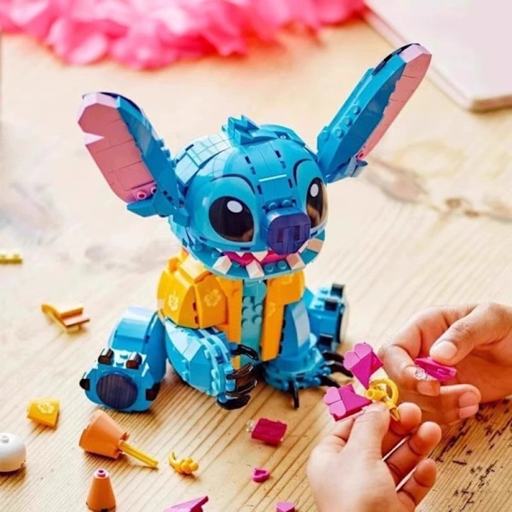 Építőkészlet, Stitch karakter, 730 darab, többszínű, kijelzőállvánnyal