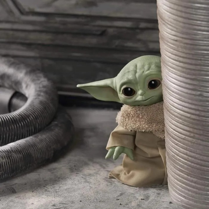 Star Wars The Child The Mandalorian beszélő plüssjáték/baba, karakterhangokkal, kiegészítőkkel, zöld/bézs, 1 db