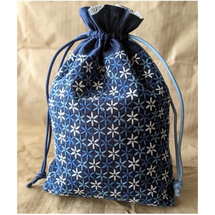Kit broderie japoneza Sashiko Saculet cu snur Daisy (Hinagiku) Pouch Jane MacDonald - Bebe Bold, Blue, include panza imprimata din bumbac, ate si ac