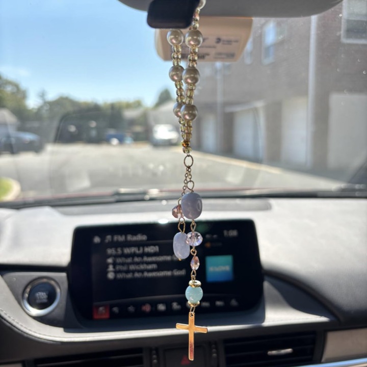Pandantiv Auto Cruce din Jad Natural Loveland, Ornament Oglinda Retrovizoare cu Margele si Perle, Accesoriu Decorativ Masina, Geam sau Balcon, Feng Shui