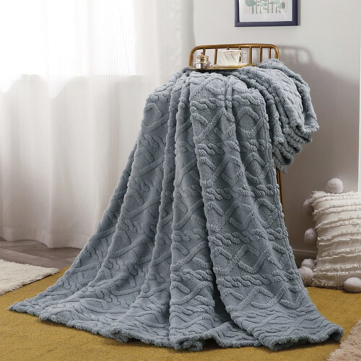 Patura/plapuma din nylon, moale si calduroasa, cu design in dungi imbunatatit si material mai gros, gri deschis, 150x100 cm
