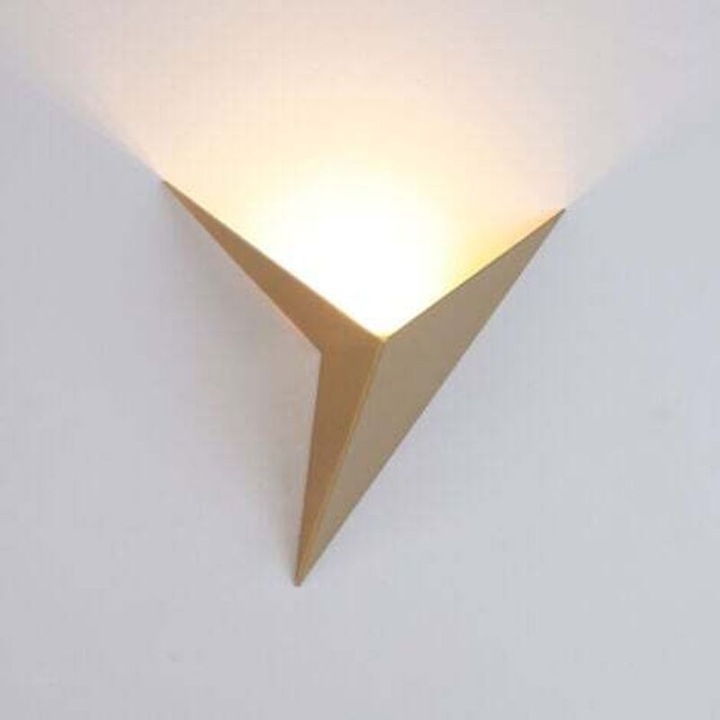 Aplica de perete LED Triangle, lampa de perete cu design triangular modern, 3W 3000K lumina calda, nedimabil, 85-265V, metal (fier), auriu, 1 buc