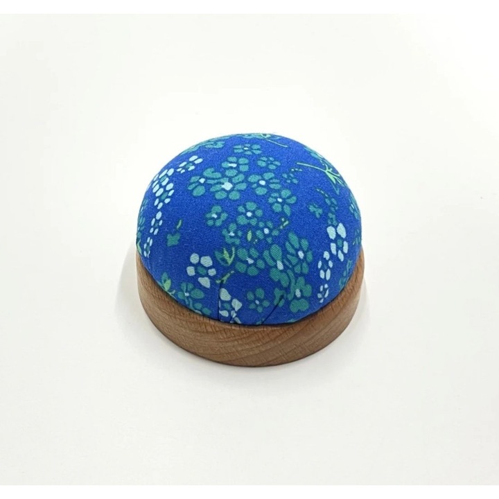 Perna rotunda pentru ace, baza lemn, model decorativ, multicolor, 7x7cm