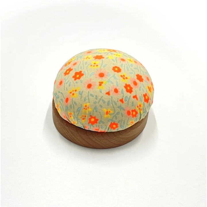 Perna rotunda pentru ace, baza lemn, model decorativ, multicolor, 7x7cm
