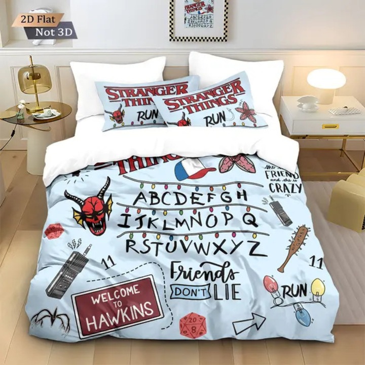 Stranger Things gyerek ágynemű garnitúra, szuper puha mikroszálas, fém cipzárral és csúszásgátló sarokpántokkal, világoskék, 1 szett (paplanhuzat 135x200 cm + párnahuzat 50x75 cm)