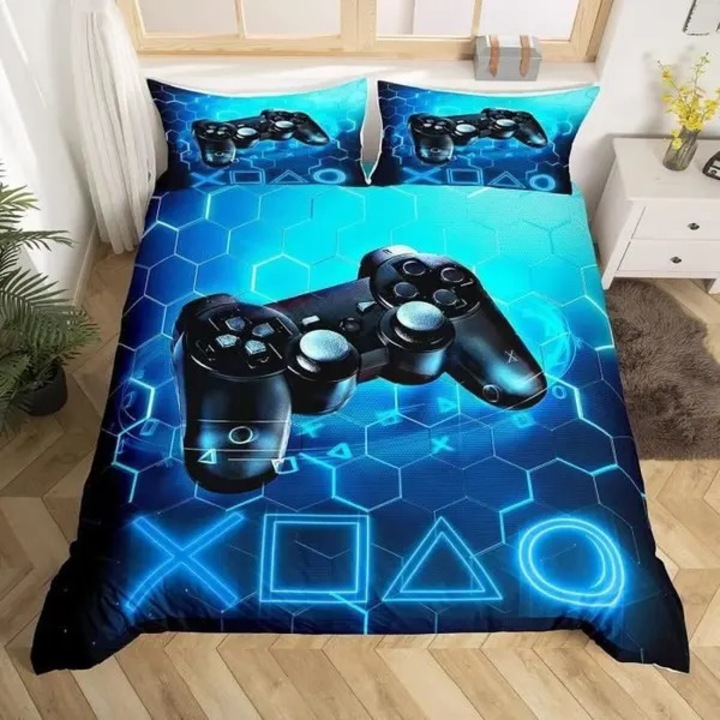 3 részes szett, Gamer gyerek ágyneműhuzat, mikroszálas 100% poliészter, geometrikus mintás kontroller nyomattal, Kék, 220x240 cm, 1 x paplanhuzat, 2 x párnahuzat 65x65 cm