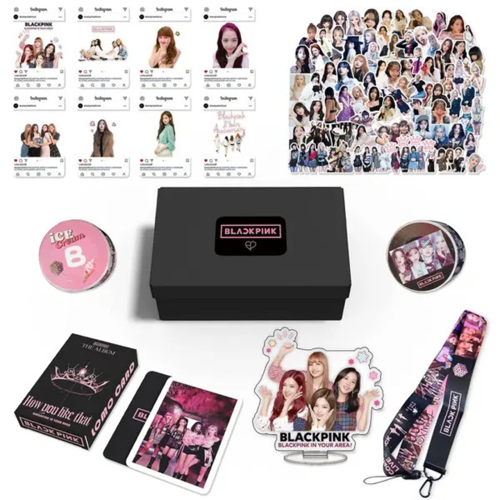 Комплект подарък Blackpink, K-pop фен комплект 161 части (93 lomo карти, 55 фото карти, стикери, тиксо, 2 ключодържателя, стойка за дисплей, поставка за лична карта с връзка), многоцветен