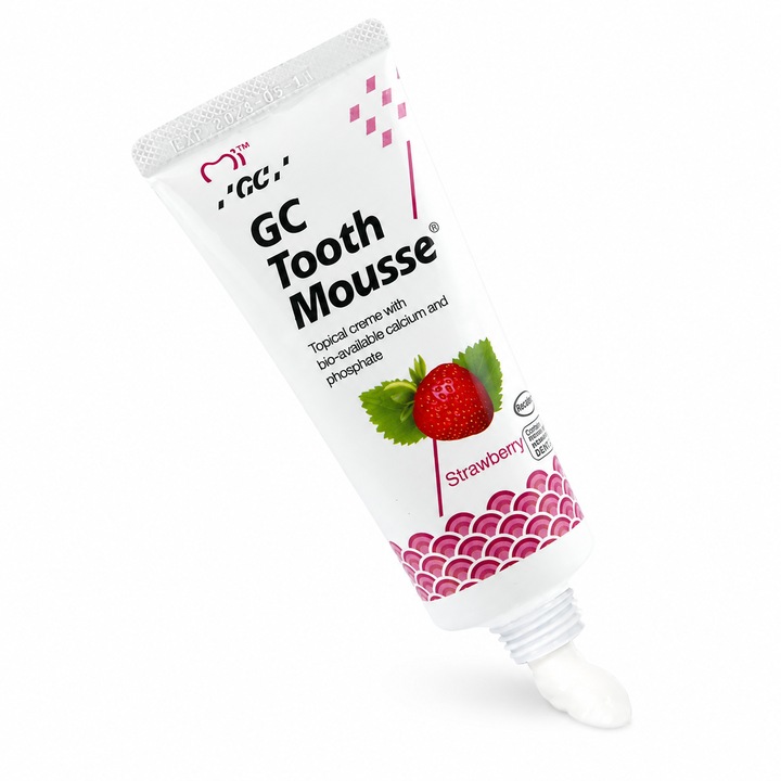 GC Tooth Mousse Strawberry 40g, helyi alkalmazású szájkrém eper ízzel, közvetlen felvitel a fogakra fogmosás után, kalciumot, foszfátot és Recaldent-et tartalmazó formula, finom mousse textúra, otthoni fogápolási rutinokhoz