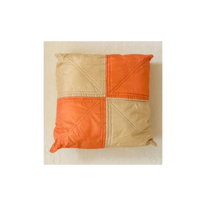 Pernă decorativă din satin cu umplutură din poliester, cu fermoar, culoare portocaliu bej, 40 x 40 cm, India