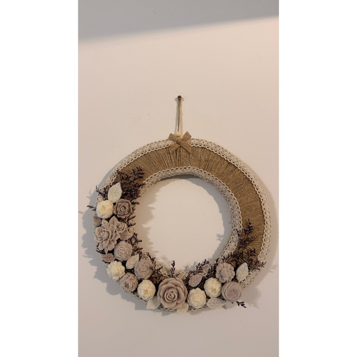 Coronita decorativa „Ivory Blossom”, din flori parfumate de ceara naturala de soia, aroma de Lavanda si Orhidee, nuante Alb/Bej, Handmade