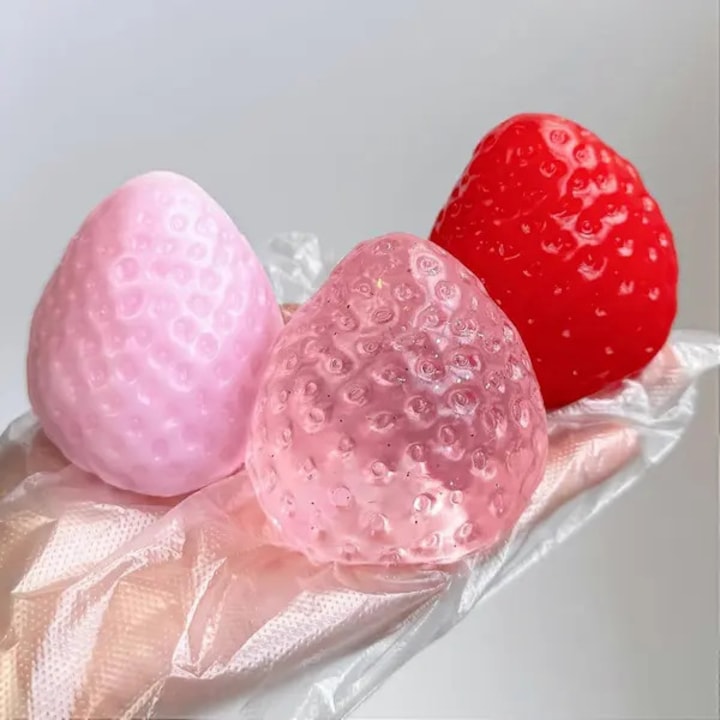 Set 3 jucarii squishy capsuni multicolor 10x7x5cm