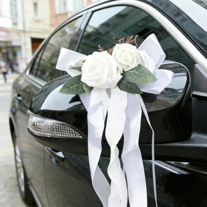 Fehér virágfüzér rózsákkal és zöld levelekkel 56cm, tapadókorongos szett esküvői autóhoz