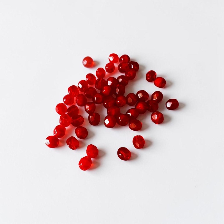 Фасетирани стъклени мъниста fire polish за бижута, 4мм, 50бр./комплект - 7068 Opal/Tr. Red