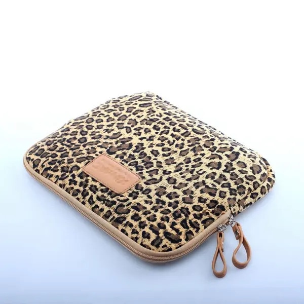 Husa pentru laptop 15,6 inch PRE-CJk0515-26-0806-1960, canvas exterior cu interior neopren, imprimeu leopard bej, dimensiuni interioare 38,3 x 26,3 x 3,5 cm
