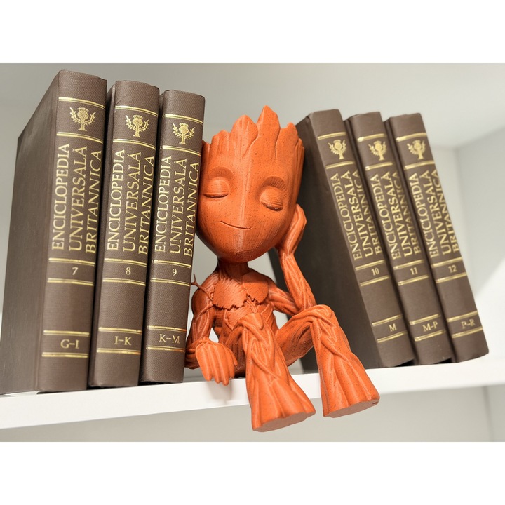Figurina Decorativa Creatura din Lemn – Statueta Sezuta pentru Raft, Stil Fantasy