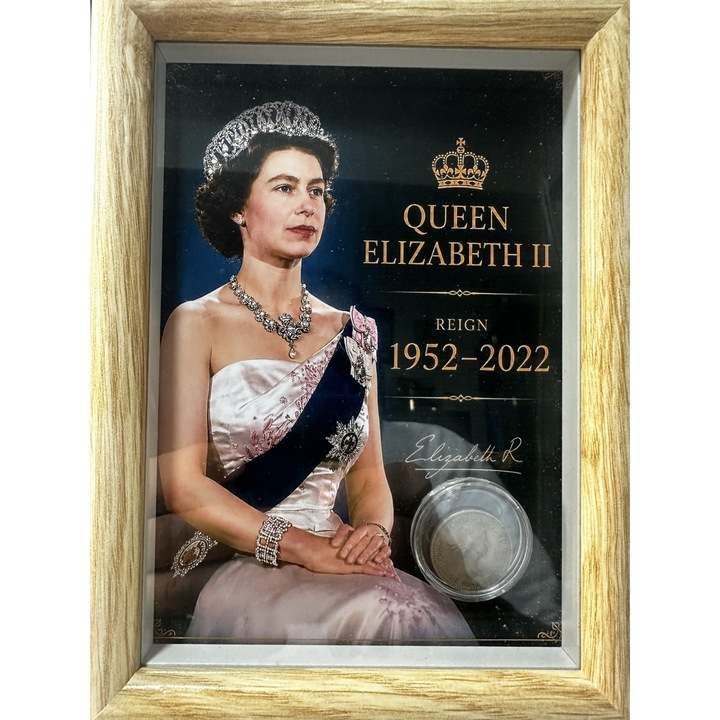 Tablou elegant, dimensiuni 14.8 x 19.8 cm, ce contine o moneda autentica din perioada reginei Queen Elisabeth II