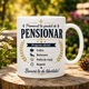 Cana Personalizata Cadou Pensionare „Promovat la Gradul de Pensionar”, Ceramica, 330 ml, Mesaj Amuzant, Design Bleumarin si Auriu, Alba