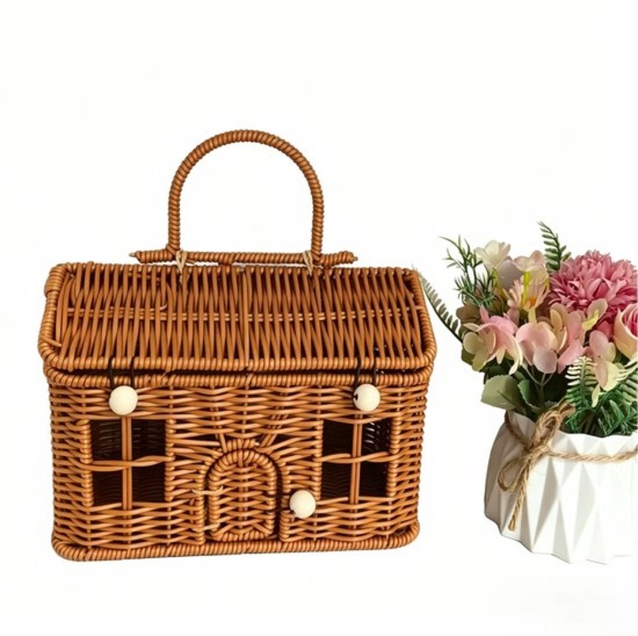 Kerti kosár, ház modell, PP rattan, fedéllel és fogantyúval, 23x15x14 cm, természetes szín
