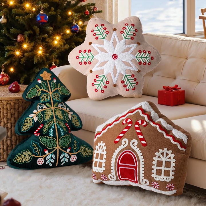 Karácsonyi díszpárnák, Lanpn, 3 darabos szett, 34 x 41,5 cm, 43 x 43 cm, 41 x 45,5 cm, plüss, puha, polipropilén pamuttal töltve, mézeskalács házikó, hópelyhek és fenyőfa alakú