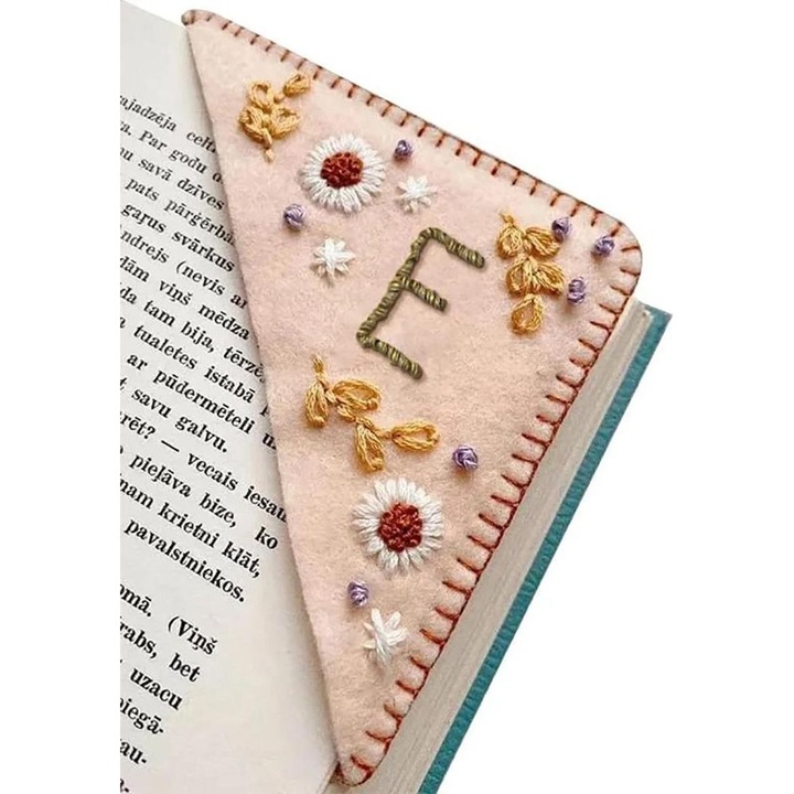 Semn de carte coltar brodat manual, litere personalizate, multicolor, 7x7cm