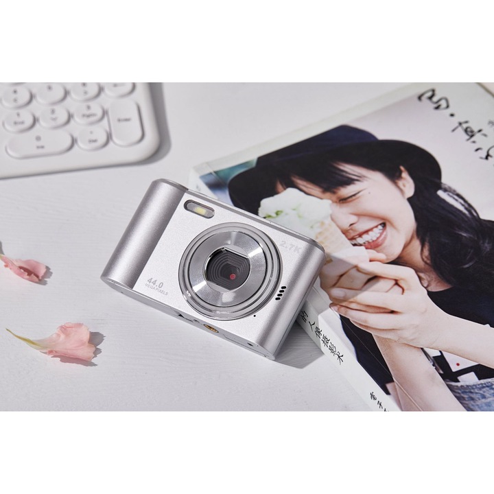 Aparat foto digital 44MP, compact, argintiu, 58x98x24mm, cu card memorie 32GB