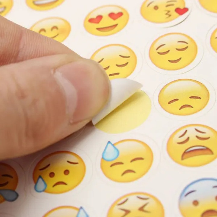 192 db emoji matrica szett, többszínű, 1x1cm