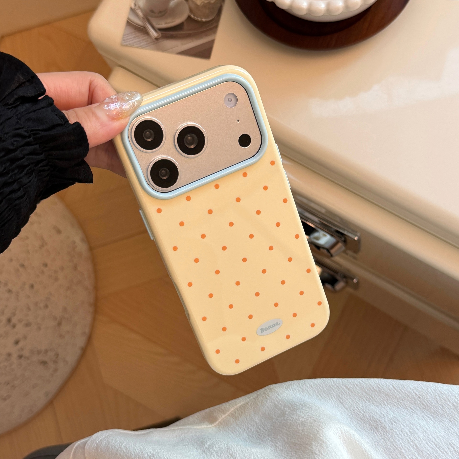 Husa telefon TPU, model buline retro si color-block, protectie soc, pentru iPhone 17 Pro