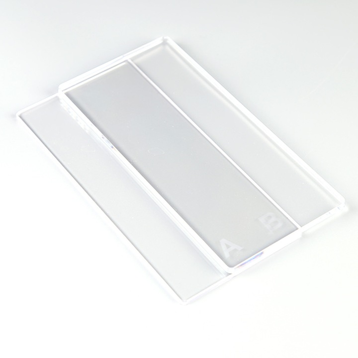 Vágó- és dombornyomó gép, 160x95x75mm, műanyag és fém, 15.8x7.6cm tartólemezekkel