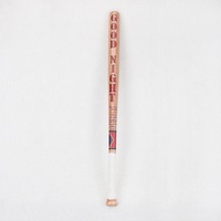 Bata de baseball din lemn masiv, maner anti-alunecare, replica film pentru cosplay, Halloween, petreceri, Paste, cadou pasionatilor de baseball.lemn rezistent la crapaturi si mucegai, print clar rezistent la uzura.Elegant si frumos, durabil.82.5cm