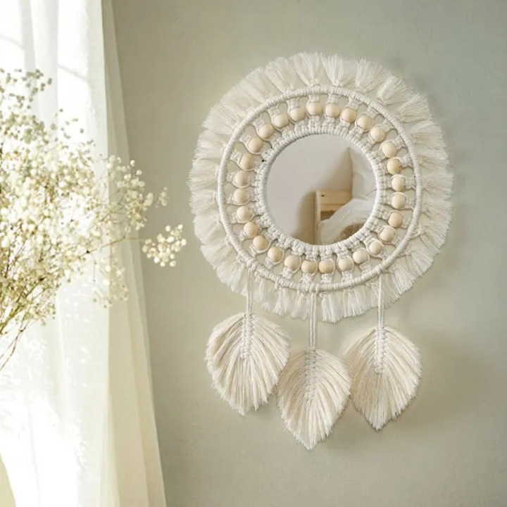 Oglinda de perete rotunda macrame K0441-0713-QH239, bumbac cu margele din lemn si pandantive tip pene, ivoriu, diametru total 32 cm (oglinda 16 cm)